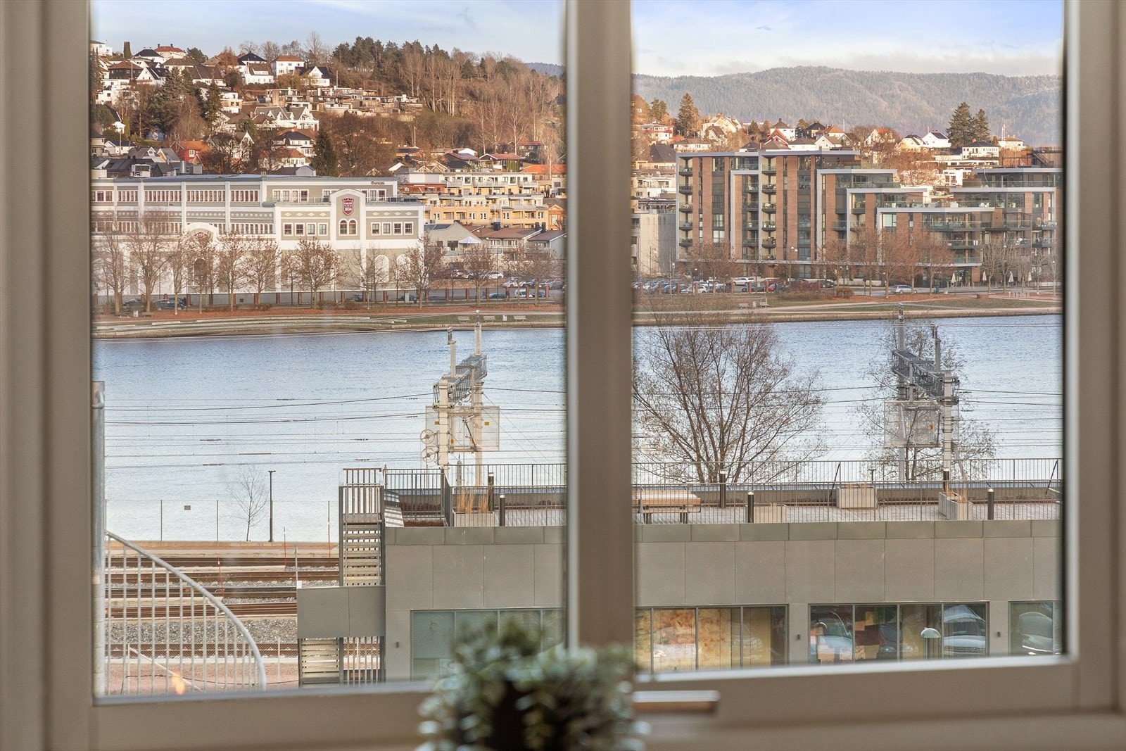 Dette er en ypperlig 2-roms toppleilighet med super beliggenhet på Strømsø, pendlervennlig og sentralt Galleribilde