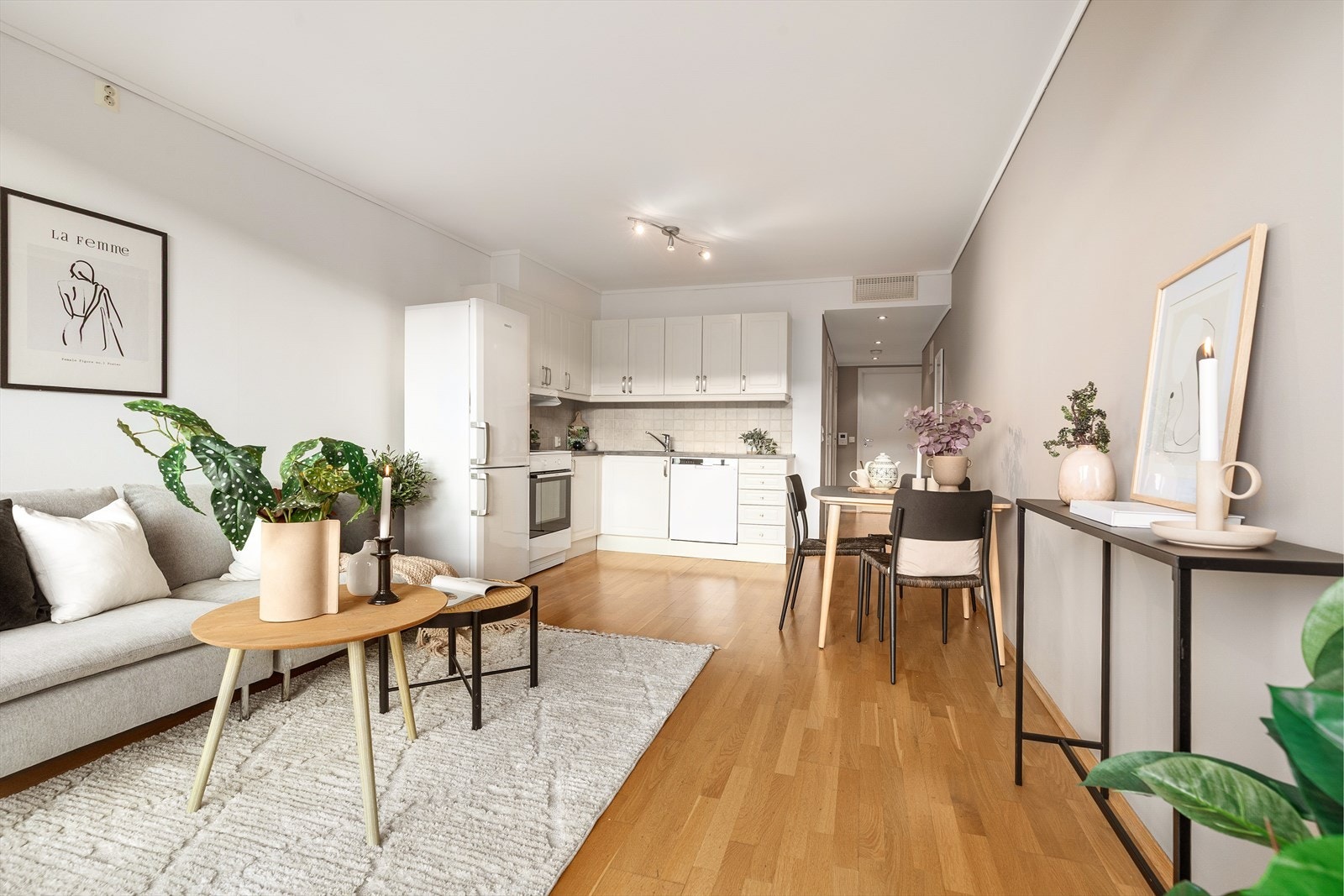 Fra gang kommer man inn til en lys og hyggelig åpen stue-/kjøkkenløsning med fine møbleringssoner Galleribilde