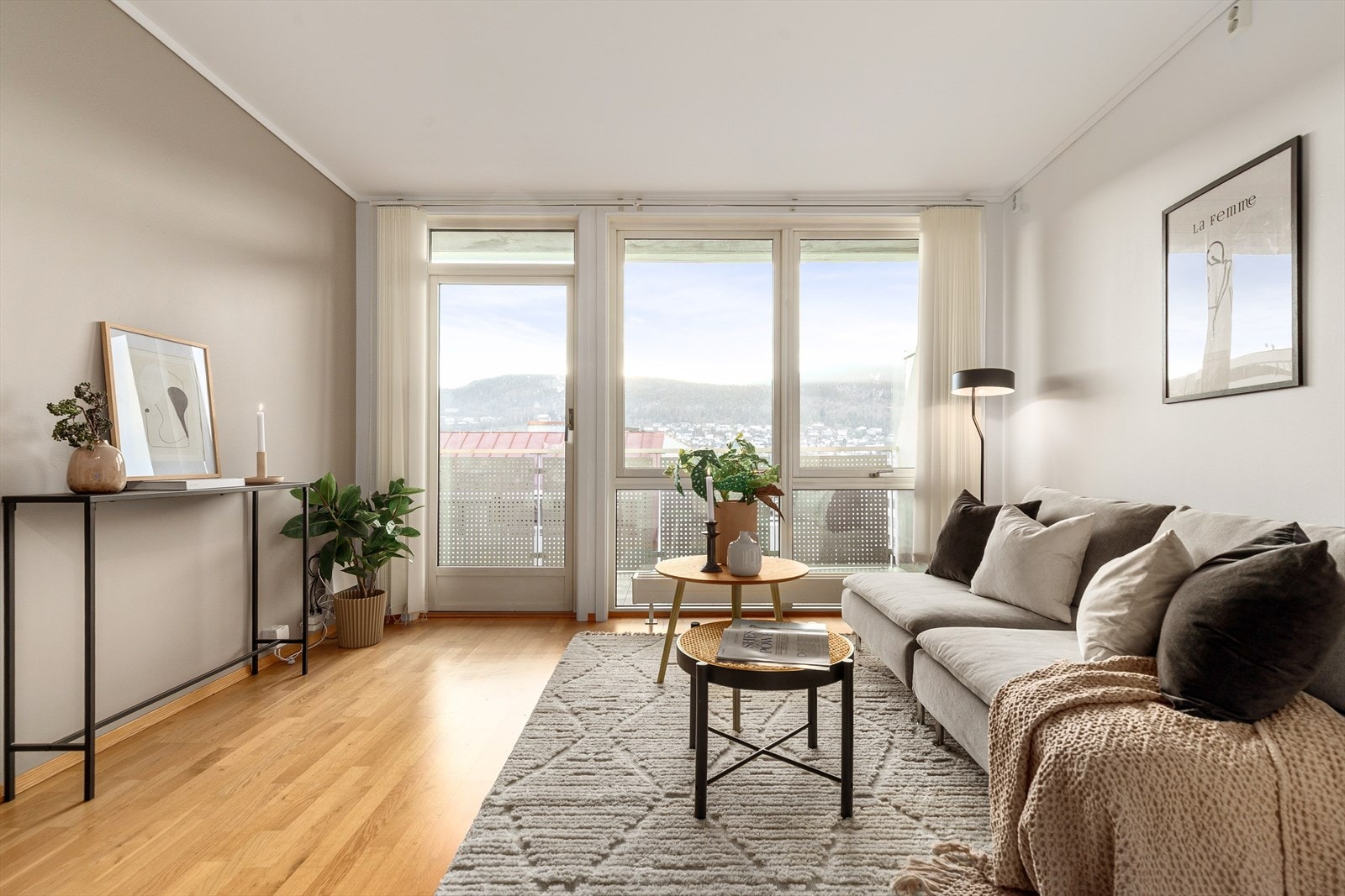 Stuen har naturlig plassering for sofa med tilhørende tv-møblement Galleribilde