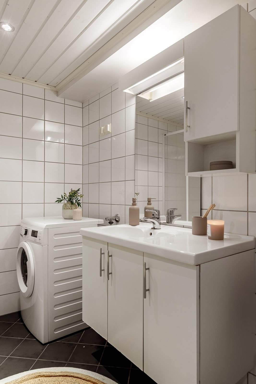 Vegghengt servantinnredning gir fine oppbevaringsmuligheter Galleribilde