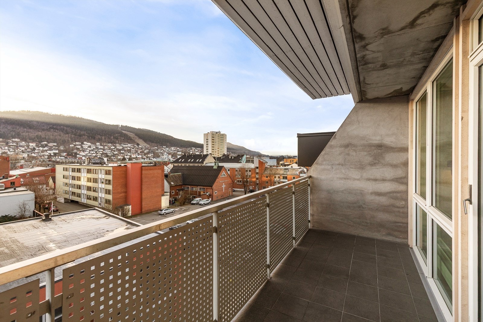 Leiligheten ligger i et bygg fra 2025, med goder som heis, balansert ventilasjon, fjernvarme, parkeringsanlegg mm. Galleribilde