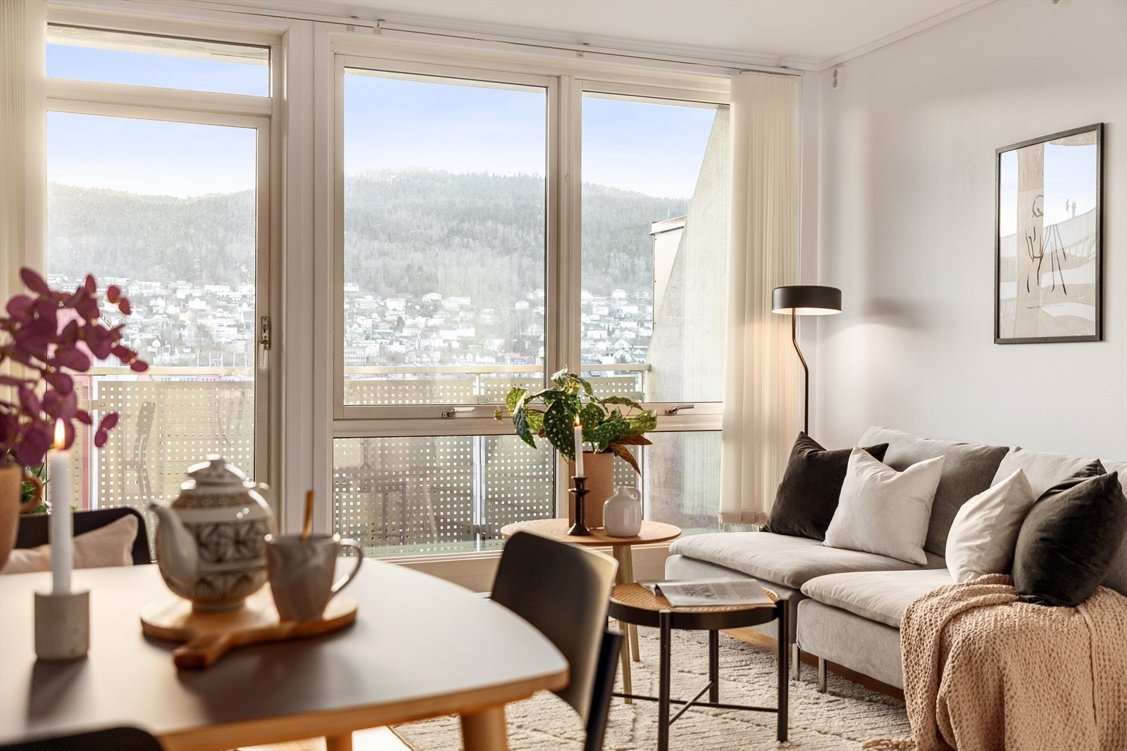 Leilighetens toppbeliggenhet gjør den meget lys og fin, med store vindusflater som gir godt med lysinnslipp Galleribilde