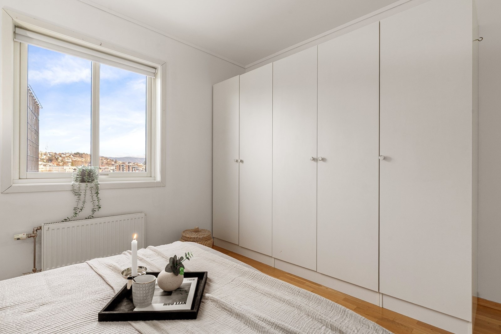 Godt med skapplass for klesoppbevaring i samme fargetone som rommet Galleribilde