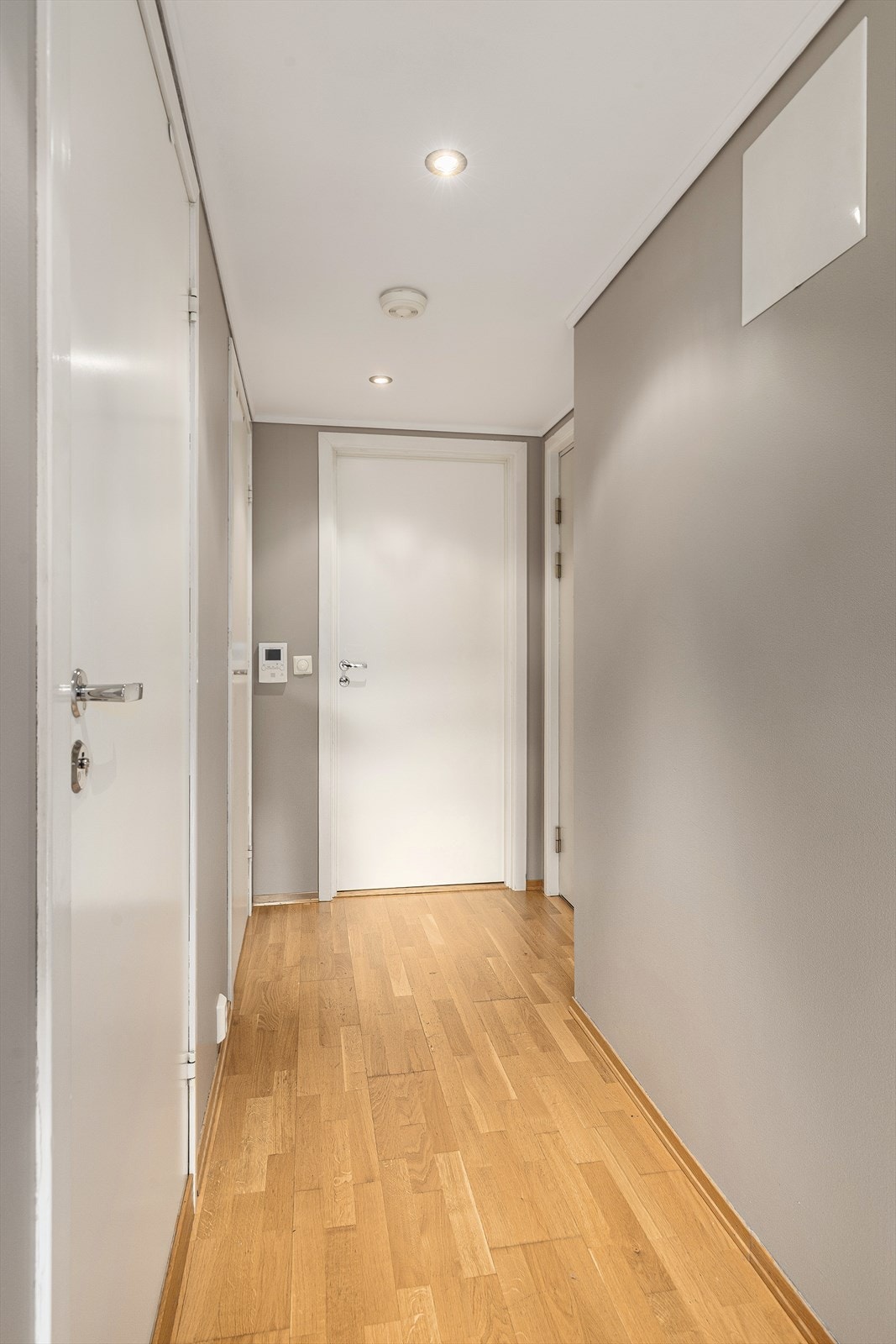 Velkommen hjem! Heisadkomst opp til leiligheten. Gang med plass for henge fra seg, samt bod med ekstra oppbevaring for yttertøy. Galleribilde