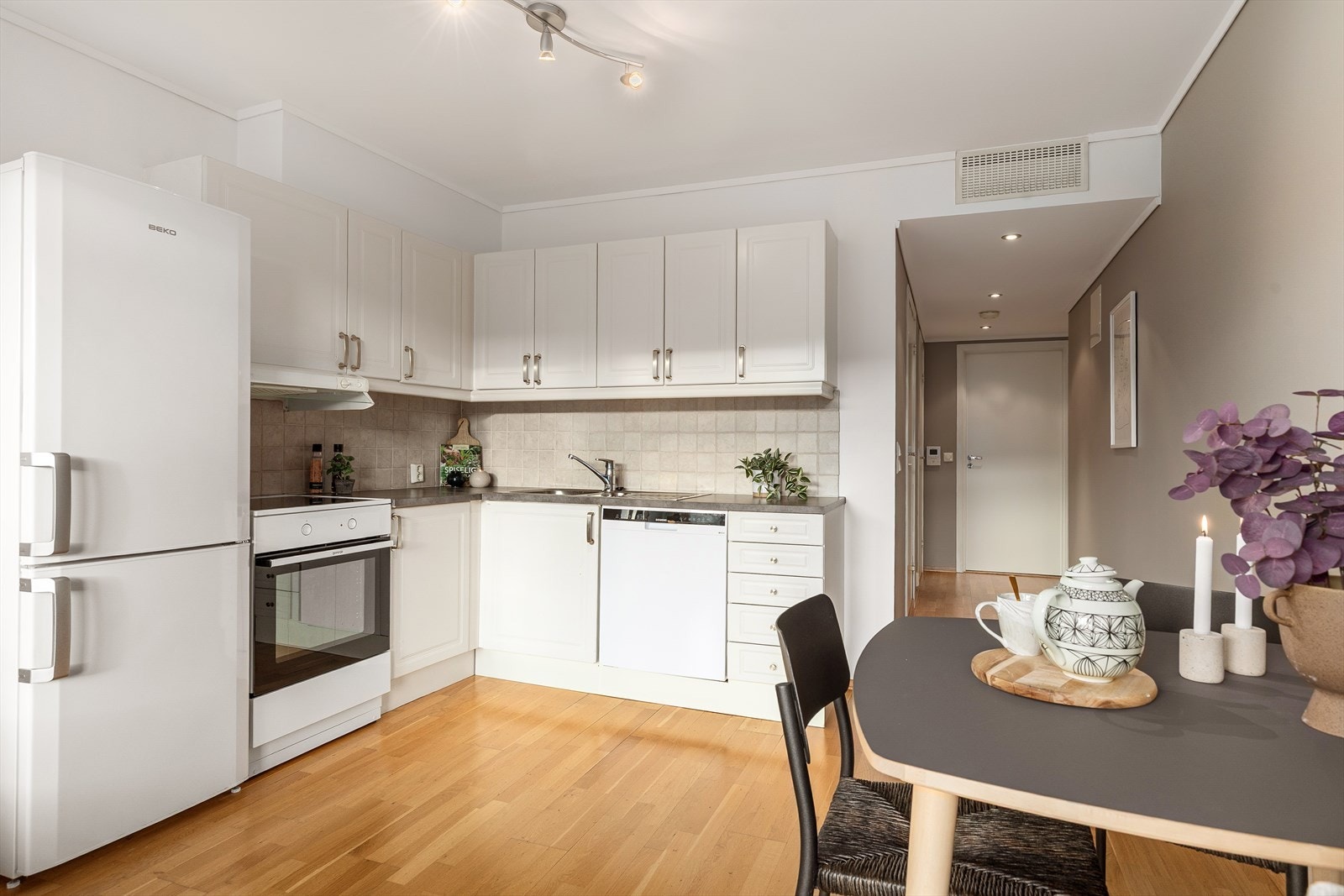 Ved kjøkkenet er det plass for spiseplass Galleribilde