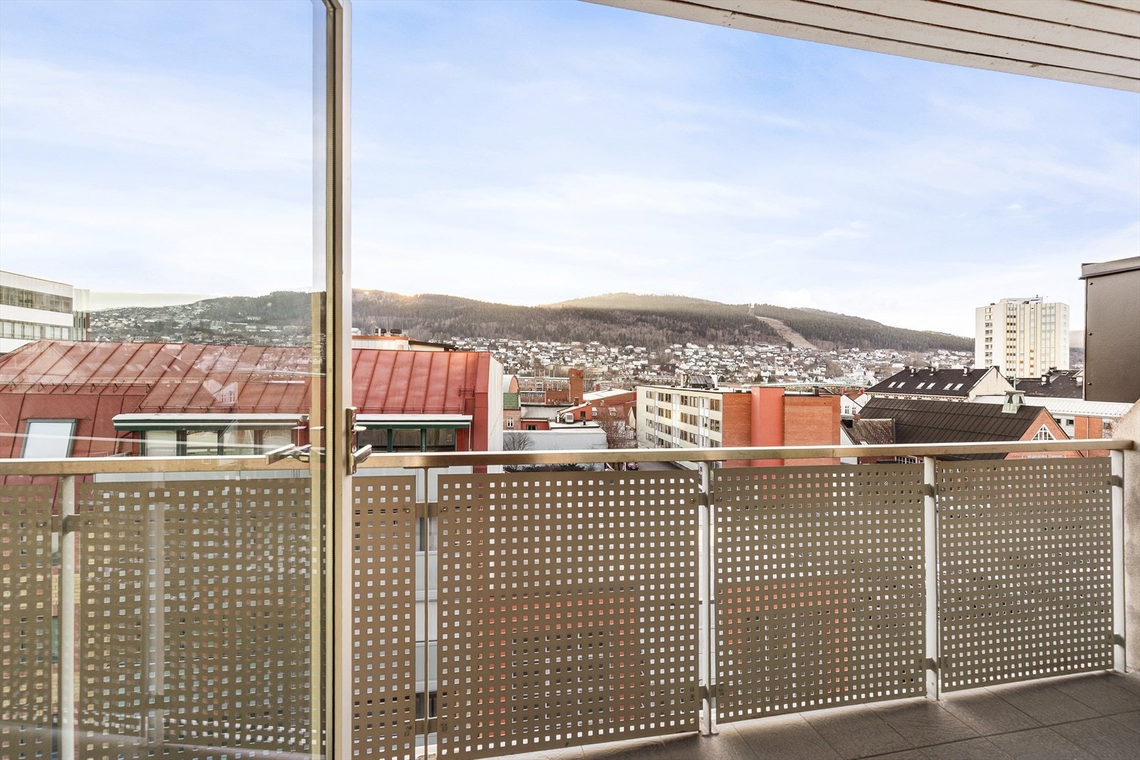 Fra stuen er det utgang til en takoverbygget uteplass Galleribilde