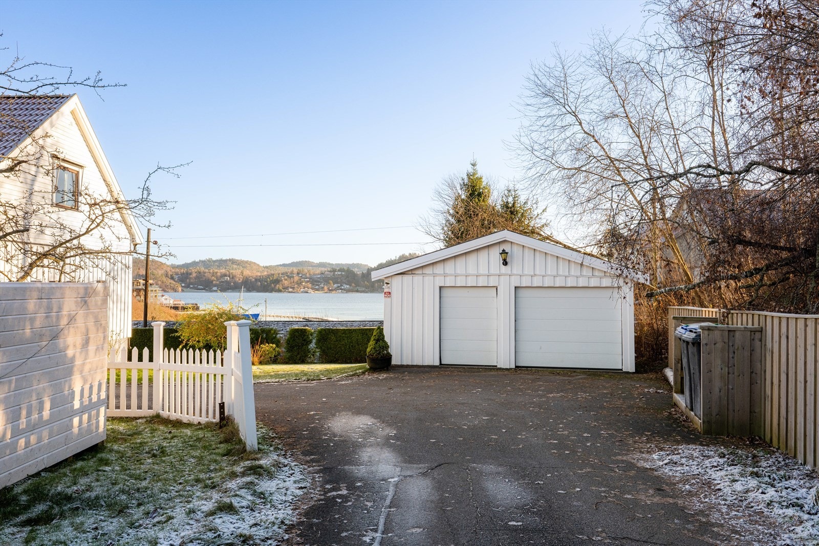 Garasjen ble rettet opp, gulv ble støpt og det ble montert nye garasjeporter samt byttet noe kledning en gang mellom 2017 og 2020. Galleribilde