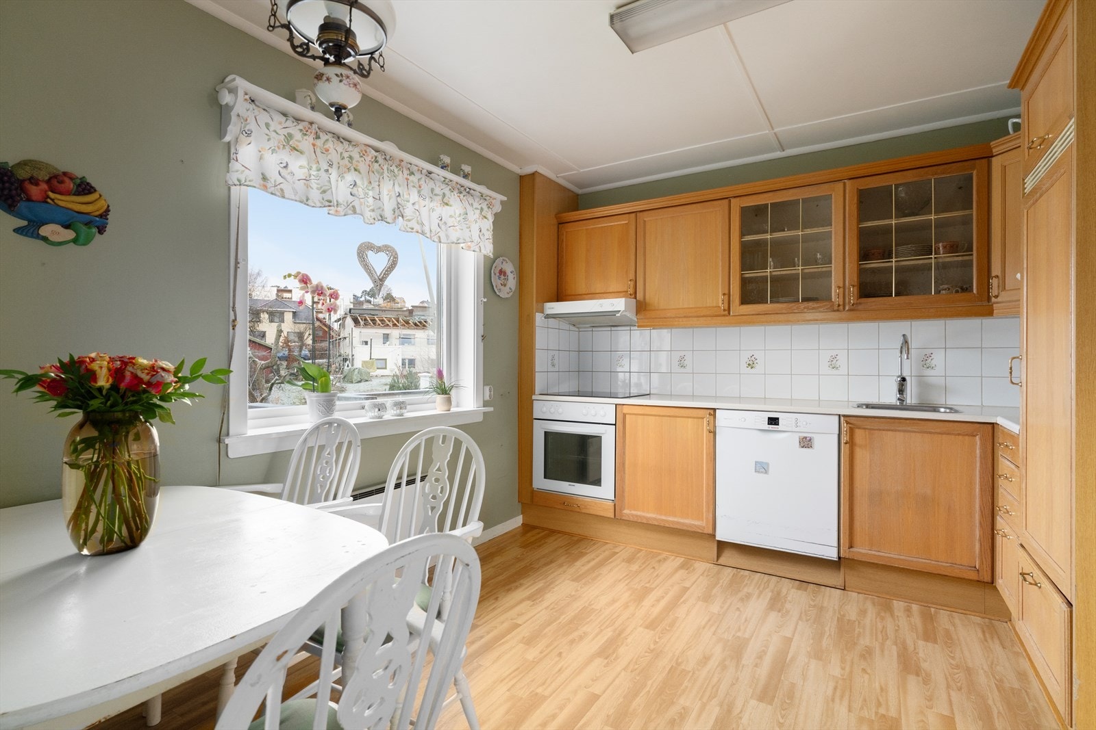 Gode arbeidsflater på laminerte benkeplater med flis over benk som beskytter mot vannsprut og stekefett ved matlaging. Galleribilde