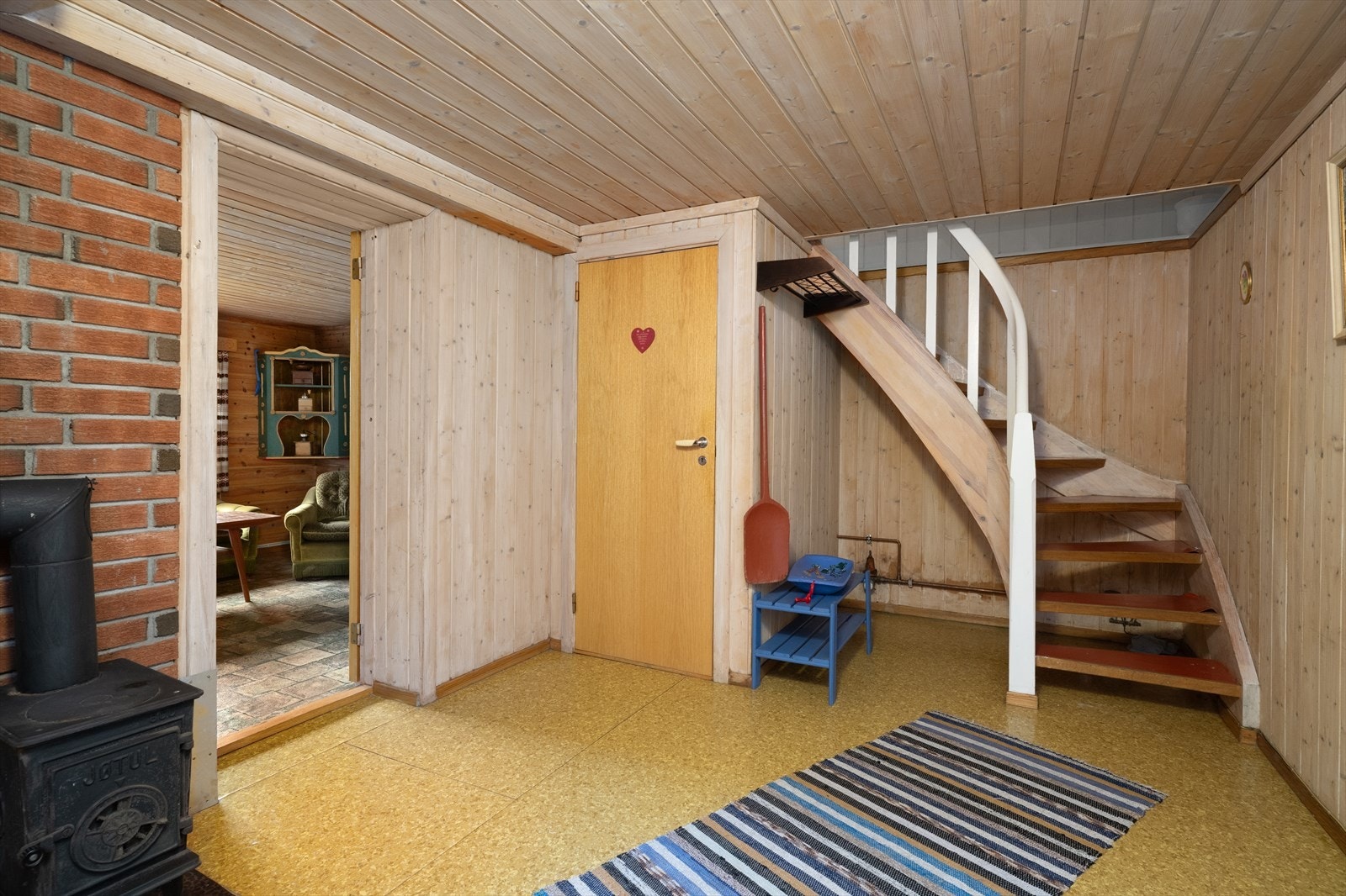 Romslig gangareal i kjeller hvor det for øvrig også er godt med bodplass for lagring. I gangen er det en Jøtul vedovn for oppvarming på kjølige dager. Galleribilde