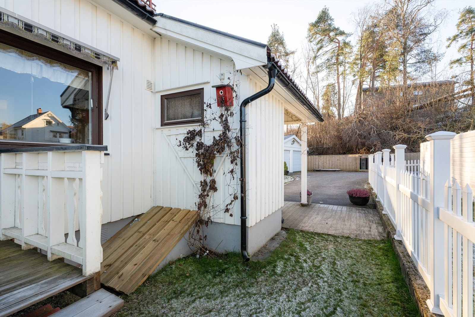 I kjeller er det dør med adkomst via plassbygget lem og trapp av betong. Galleribilde