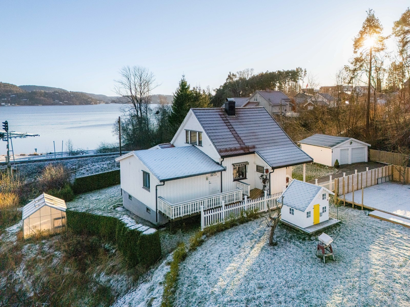 Innholdsrik enebolig med garasje beliggende i et veletablert boligområde på Heistad, i en rolig blindveg uten gjennomgangstrafikk. Galleribilde