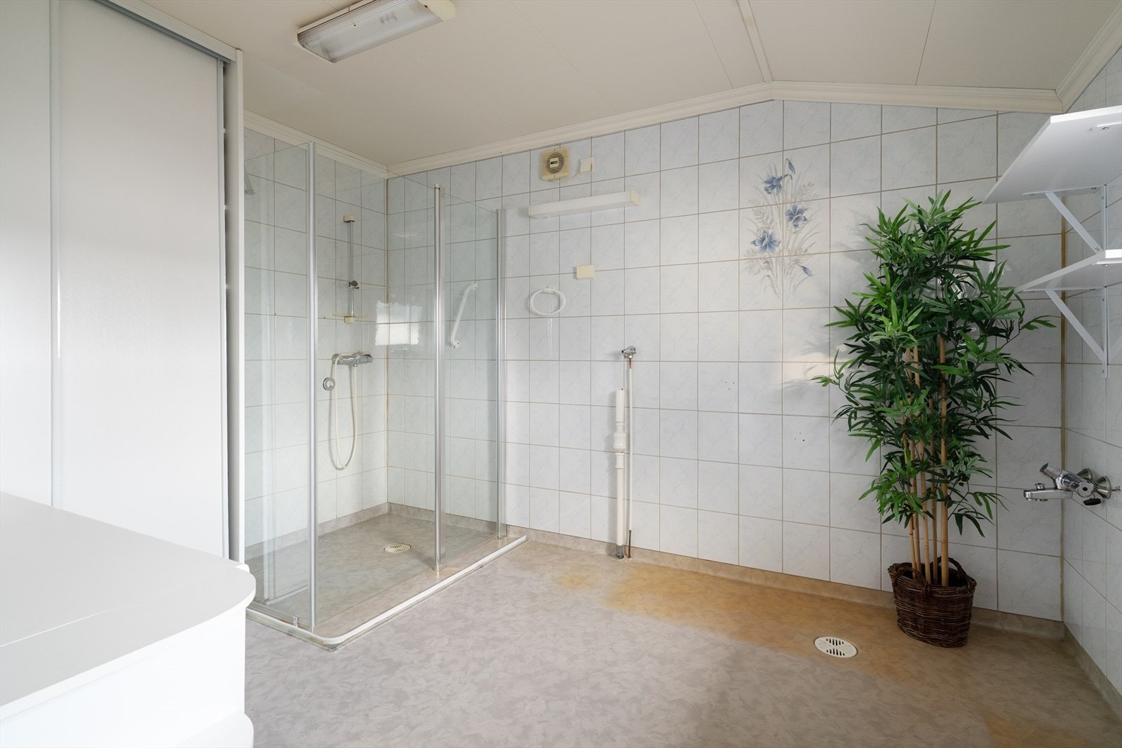 Her er også opplegg for og plass til vaskemaskin, samt stor skyvedørsgarderobe. Galleribilde