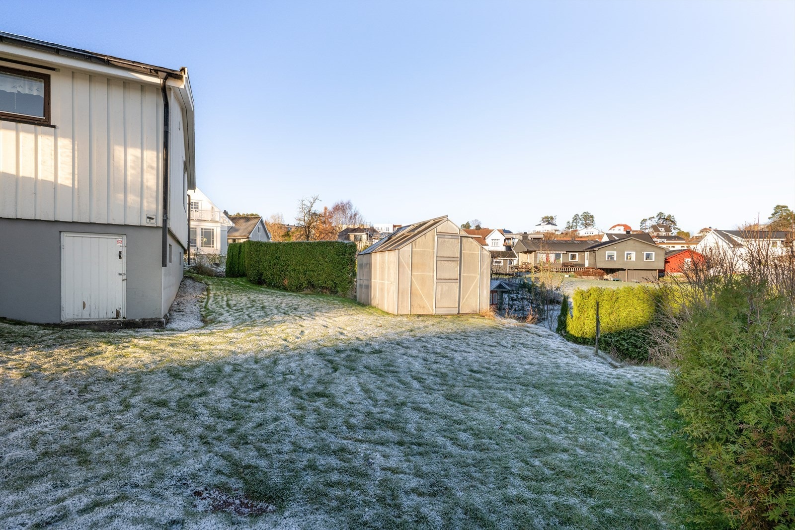 På siden av boligen mot nord er det også etablert drivhus. Galleribilde