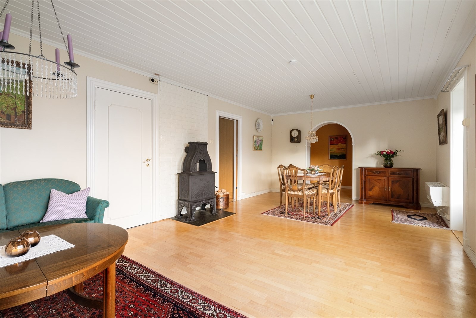 Sentralt i stua er det vedovn med vakre detaljer for lun varme på kjølige dager. Galleribilde