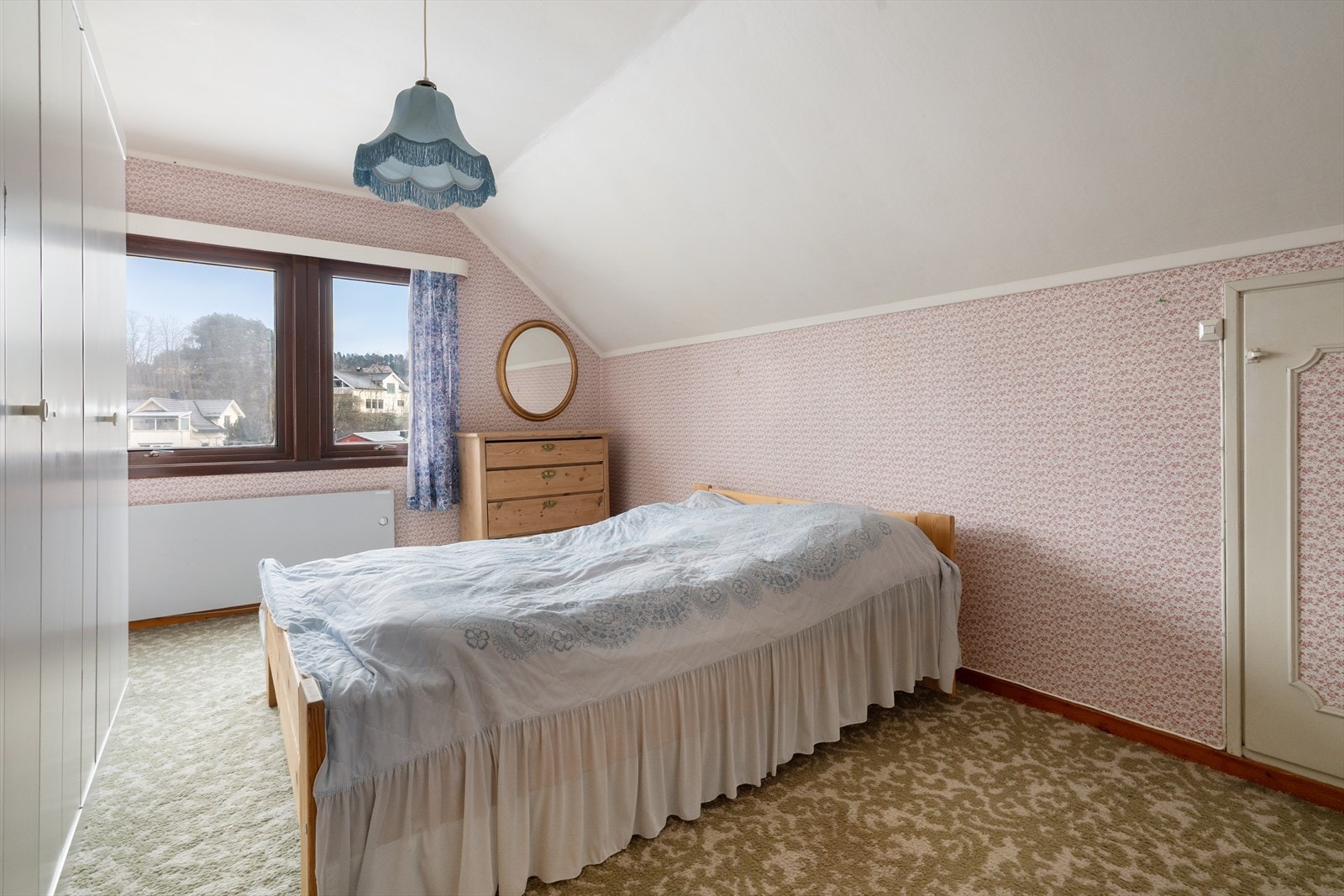 To av boligens tilsammen tre soverom ligger i 2. etasje. Galleribilde