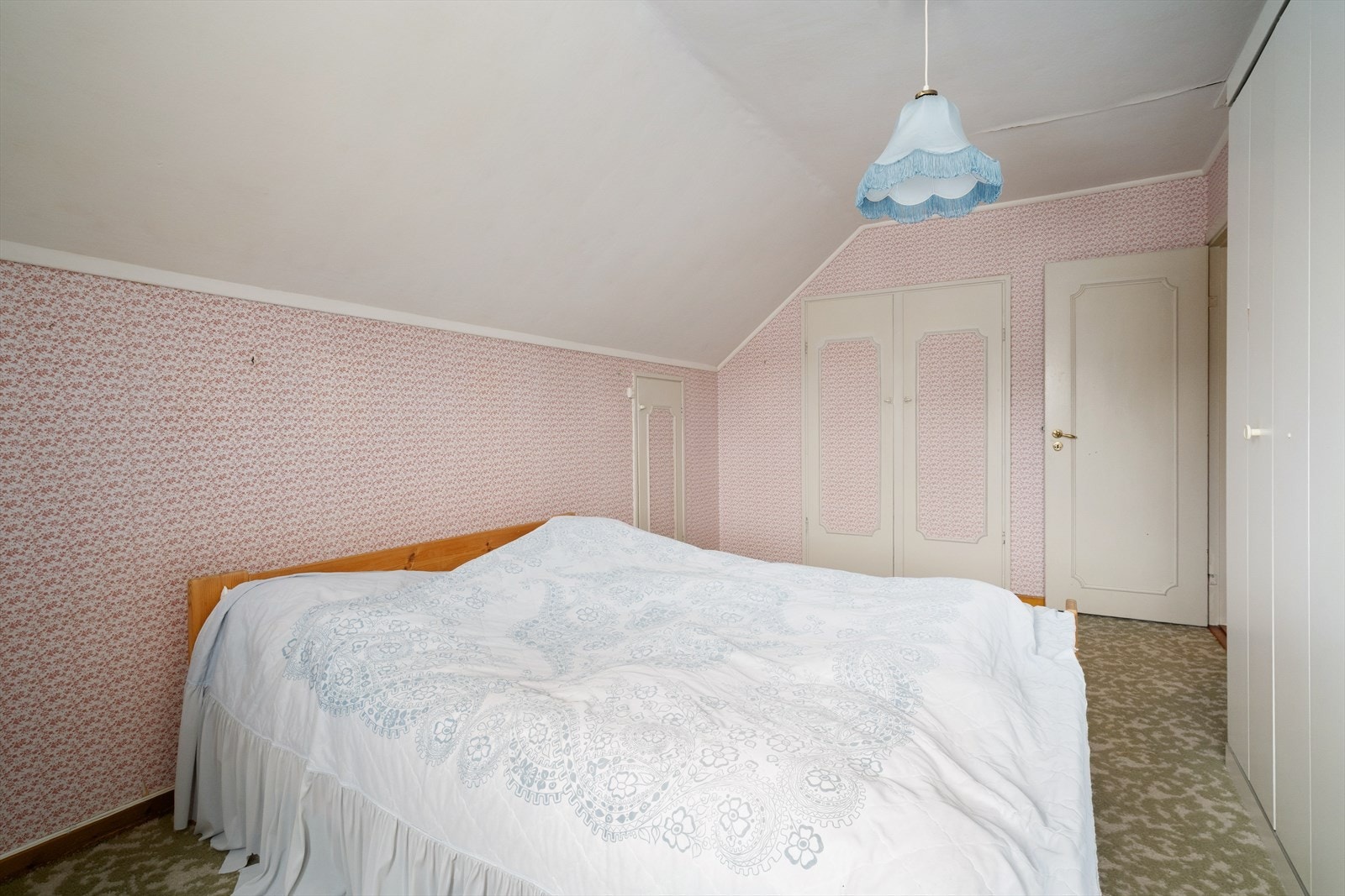 Hovedsoverommet vender mot nord og har god oppbevaringsplass både i innebygget og plassbygget garderobeskap. Galleribilde