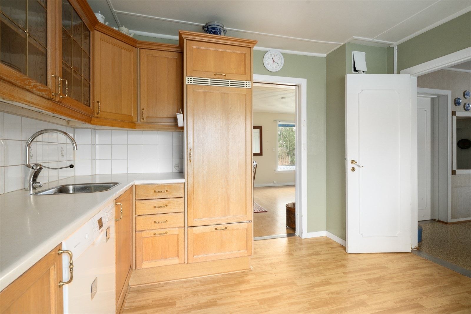 Kjøkkenet har opplegg for oppvaskmaskin, samt integrert koketopp, stekeovn og kjøleskap. Kjøleskap er nytt i 2023. Over kokesonen er det ventilator med avtrekk ut. Galleribilde