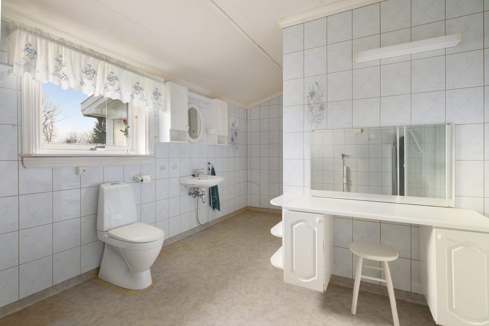 Badet i 1. etasje er av god størrelse, med belegg på gulv og flislagte vegger. Galleribilde