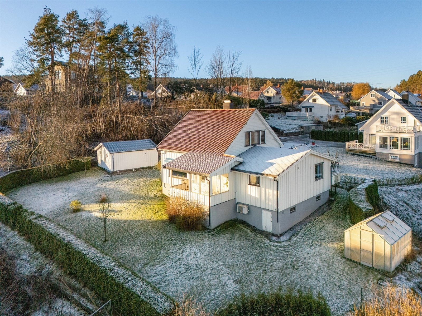 Eiendommen har en flott opparbeidet hage, lun overbygget terrasse og nydelig utsikt ned mot Eidangerfjorden og det vakre kystlandskapet rundt. Galleribilde