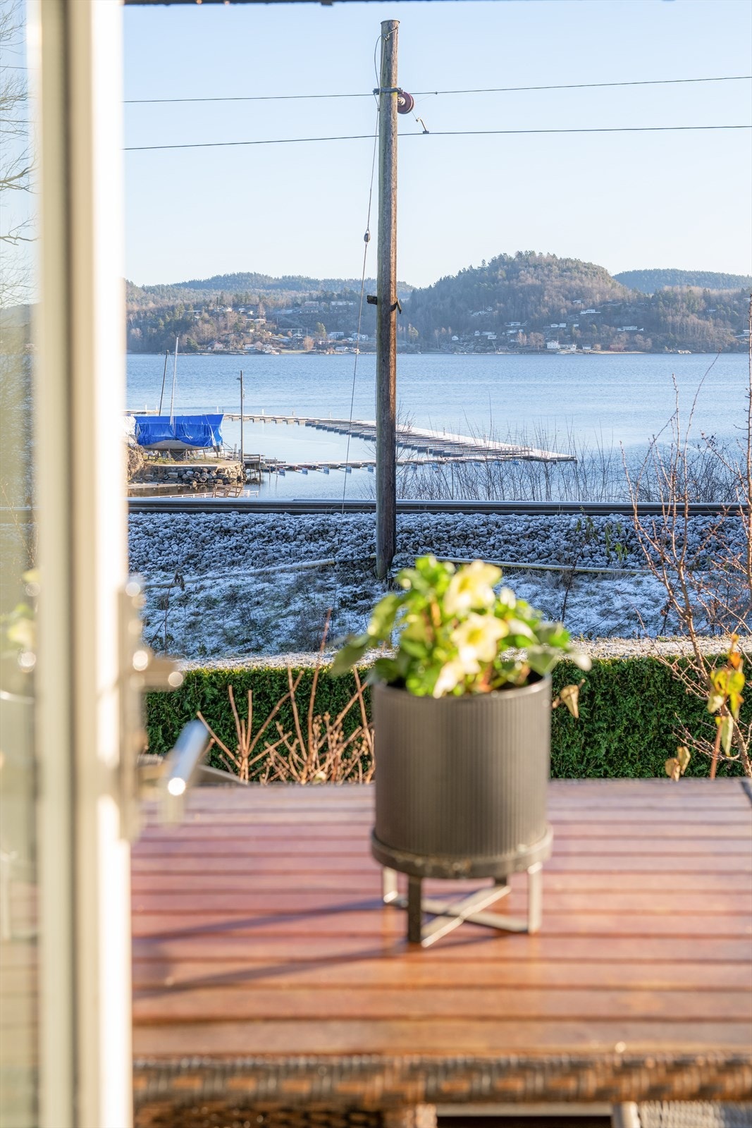 Herlig utsikt mot fjorden fra den takoverbygde uteplassen. Galleribilde