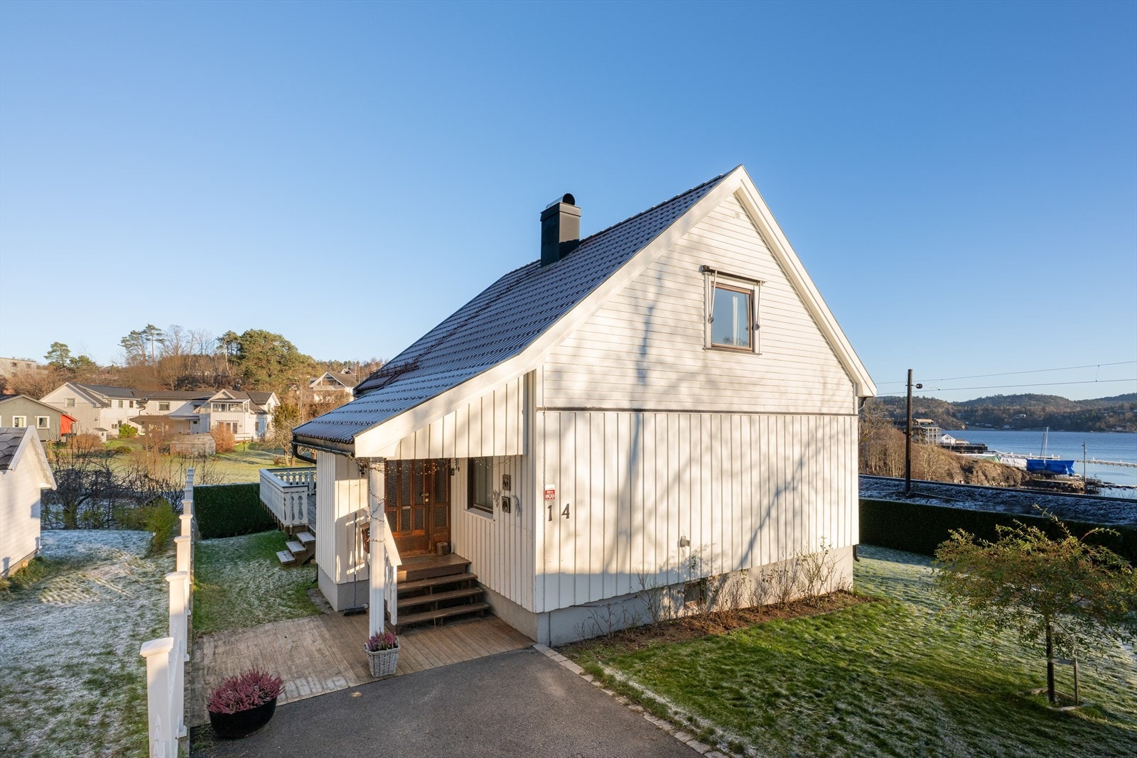 Taktekking på del av tak med betongtakstein inkl. ny pipehatt er utført i 2011, og sikringsskap er oppgradert i 2018. Galleribilde