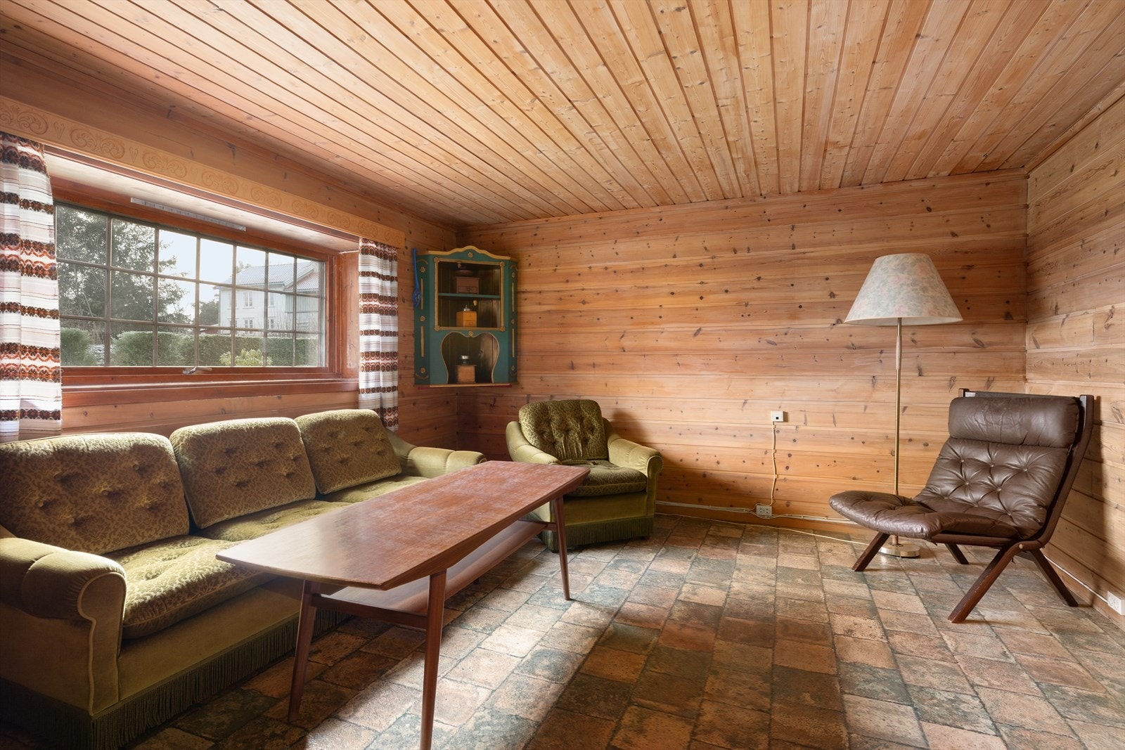 Det er også etablert kjellerstue i boligen, med liggende panel på veggoverflatene. Galleribilde