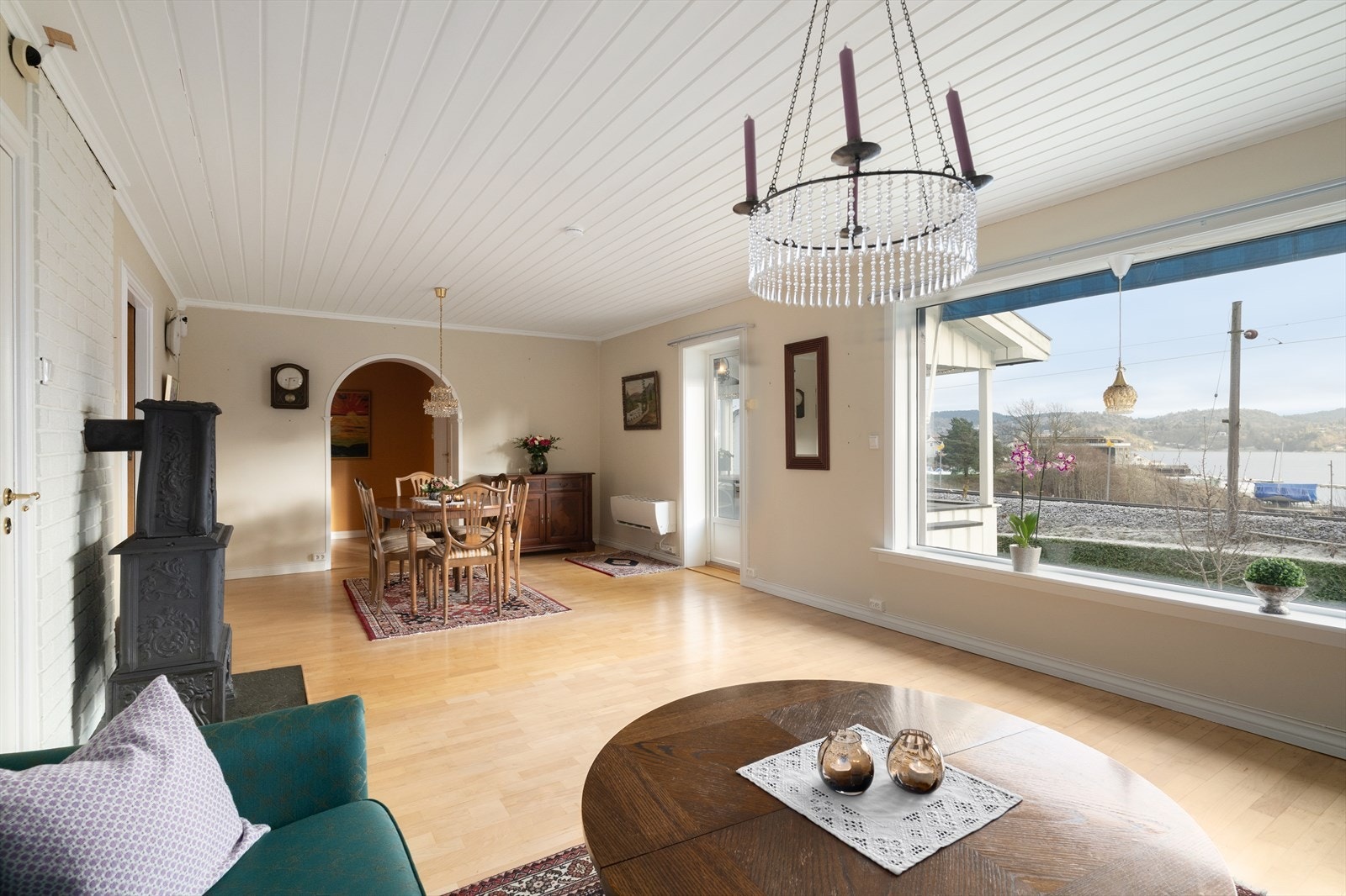 Boligen har en lys stue av god størrelse med flere soner for møblering. Galleribilde