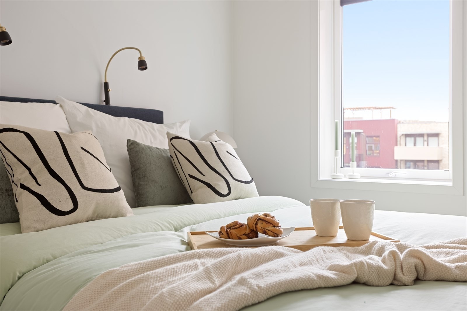 Rommet har to store vinduer som slipper inn rikelig naturlig lys og skaper en behagelig atmosfære. Galleribilde