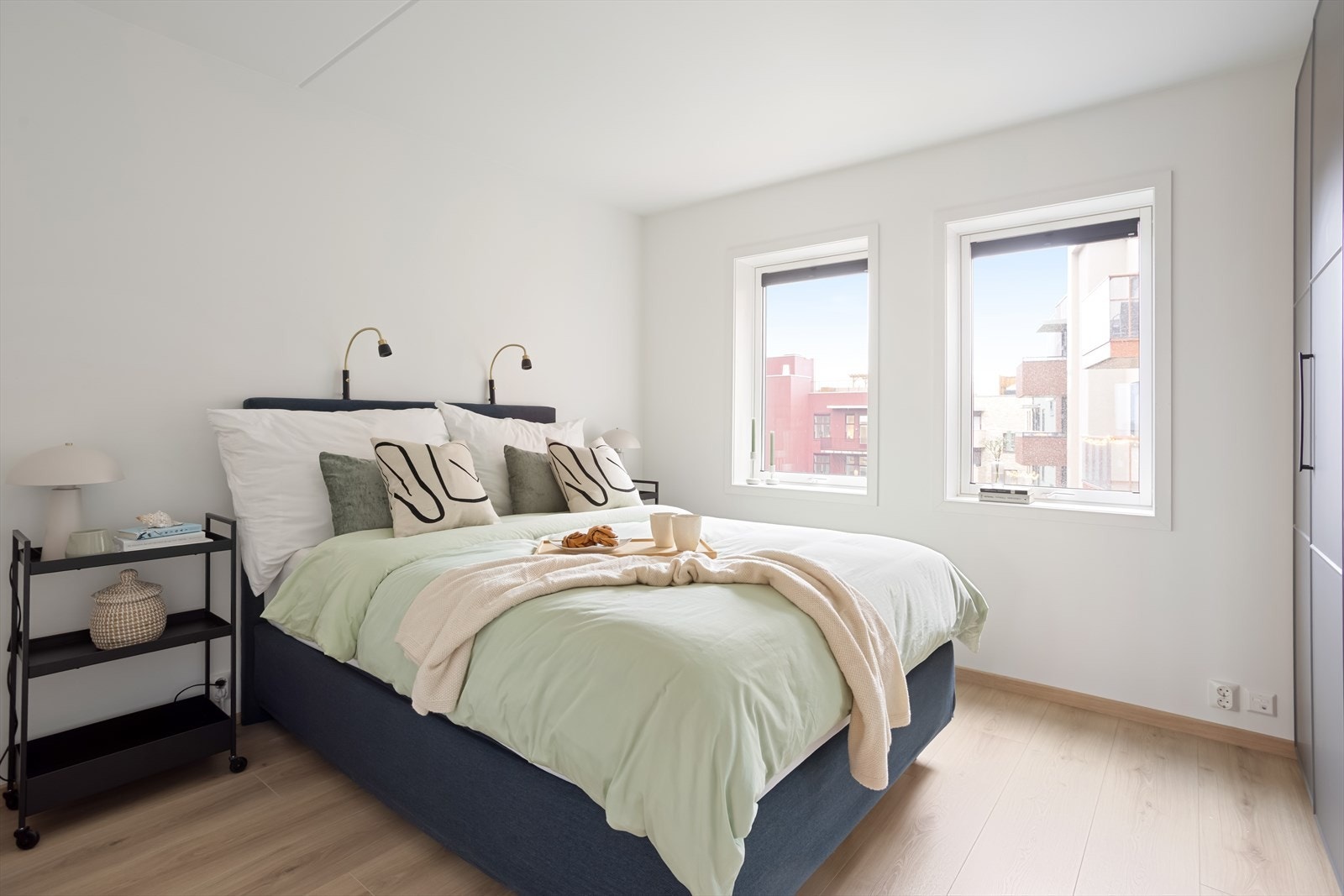 Leiligheten har et stort og fint soverom med god plass til dobbelseng og øvrige møblement. Galleribilde