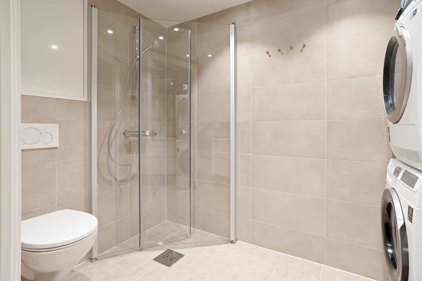 Lyst og lekkert flislagt bad fra byggeåret. Galleribilde