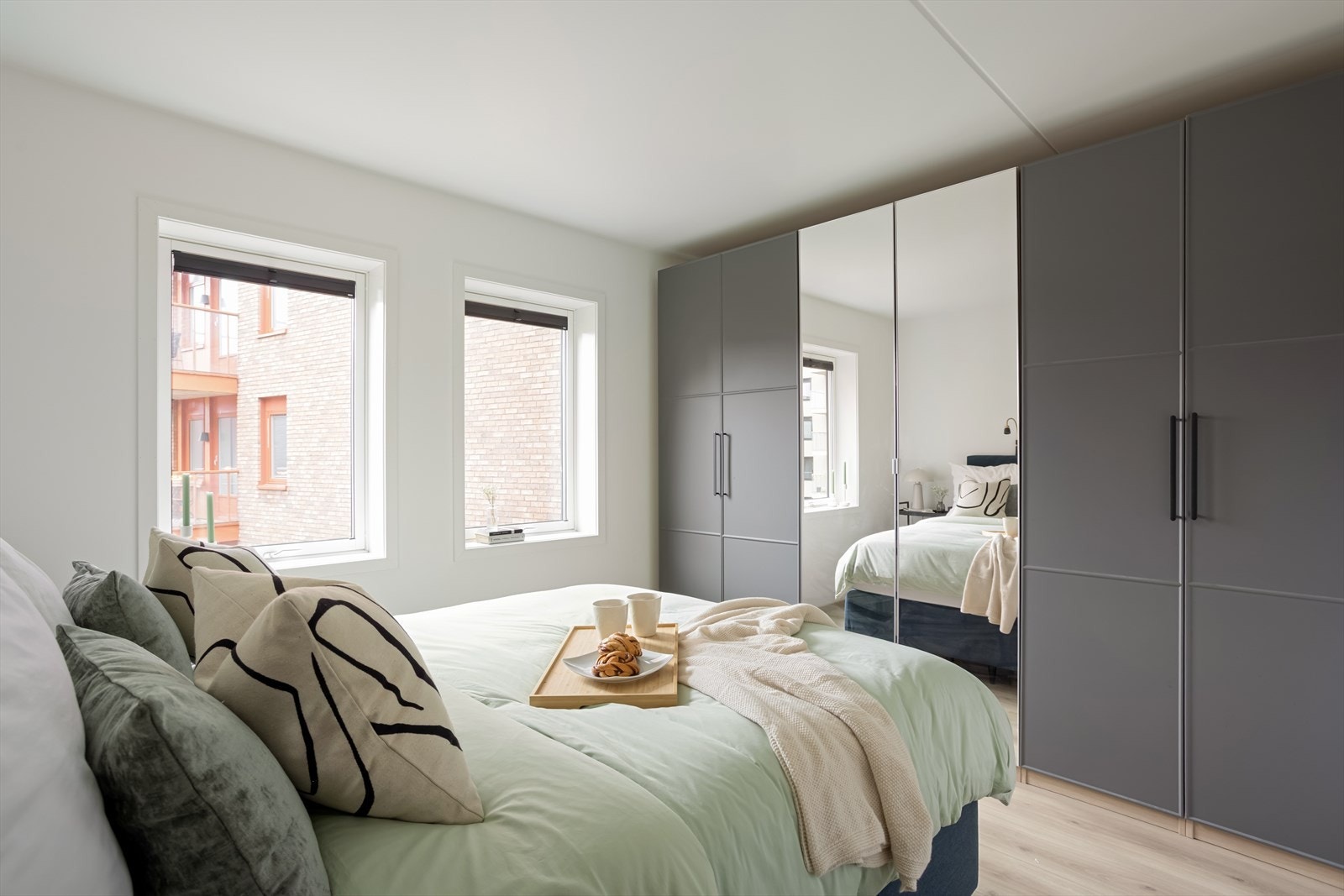 Her får du et praktisk, integrert garderobeskap som gir gode oppbevaringsmuligheter Galleribilde