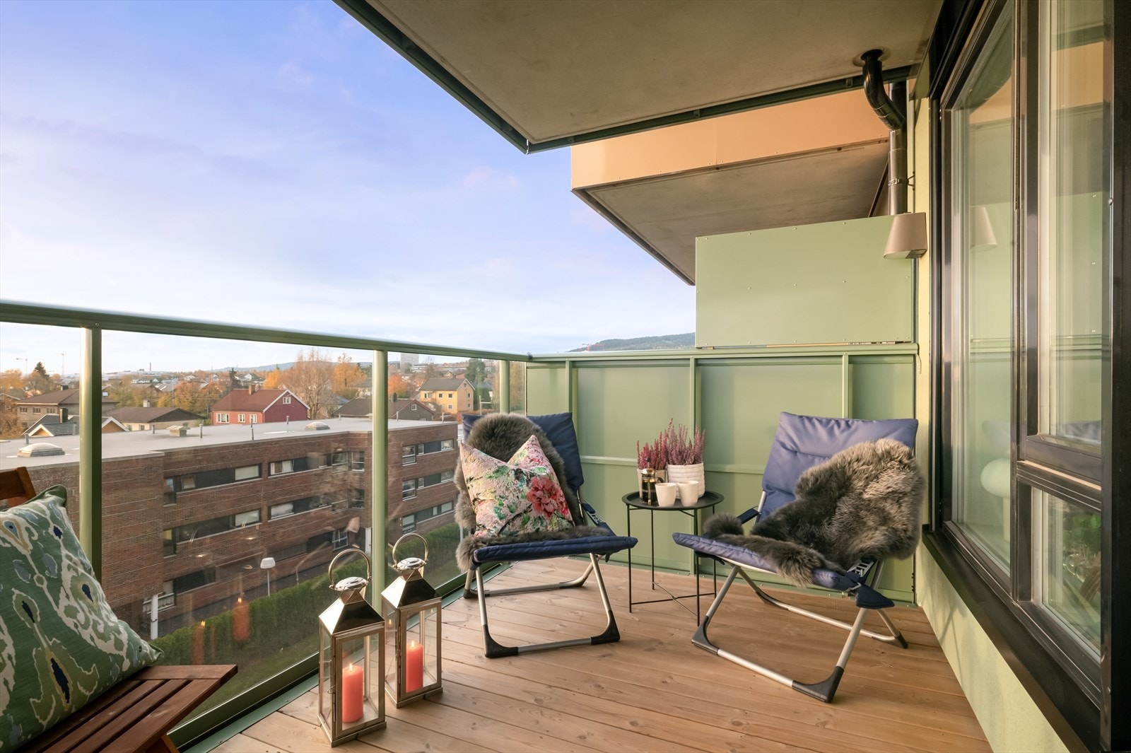 Fin syd vestvendt balkong på ca. 7 m² med svært gode solforhold. Galleribilde