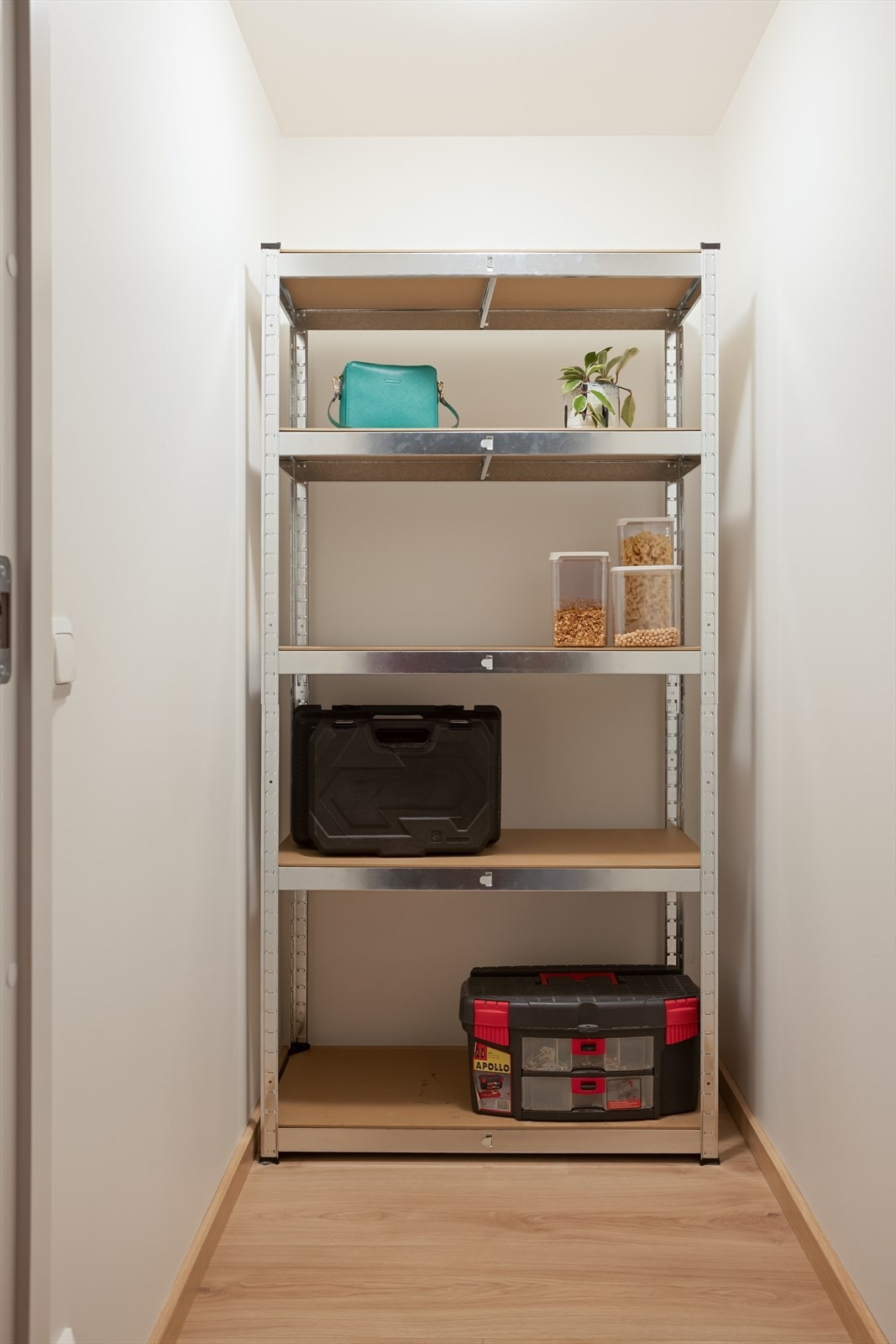Leiligheten disponerer en praktisk innvendig bod, med gode oppbevaringmuligheter. Galleribilde