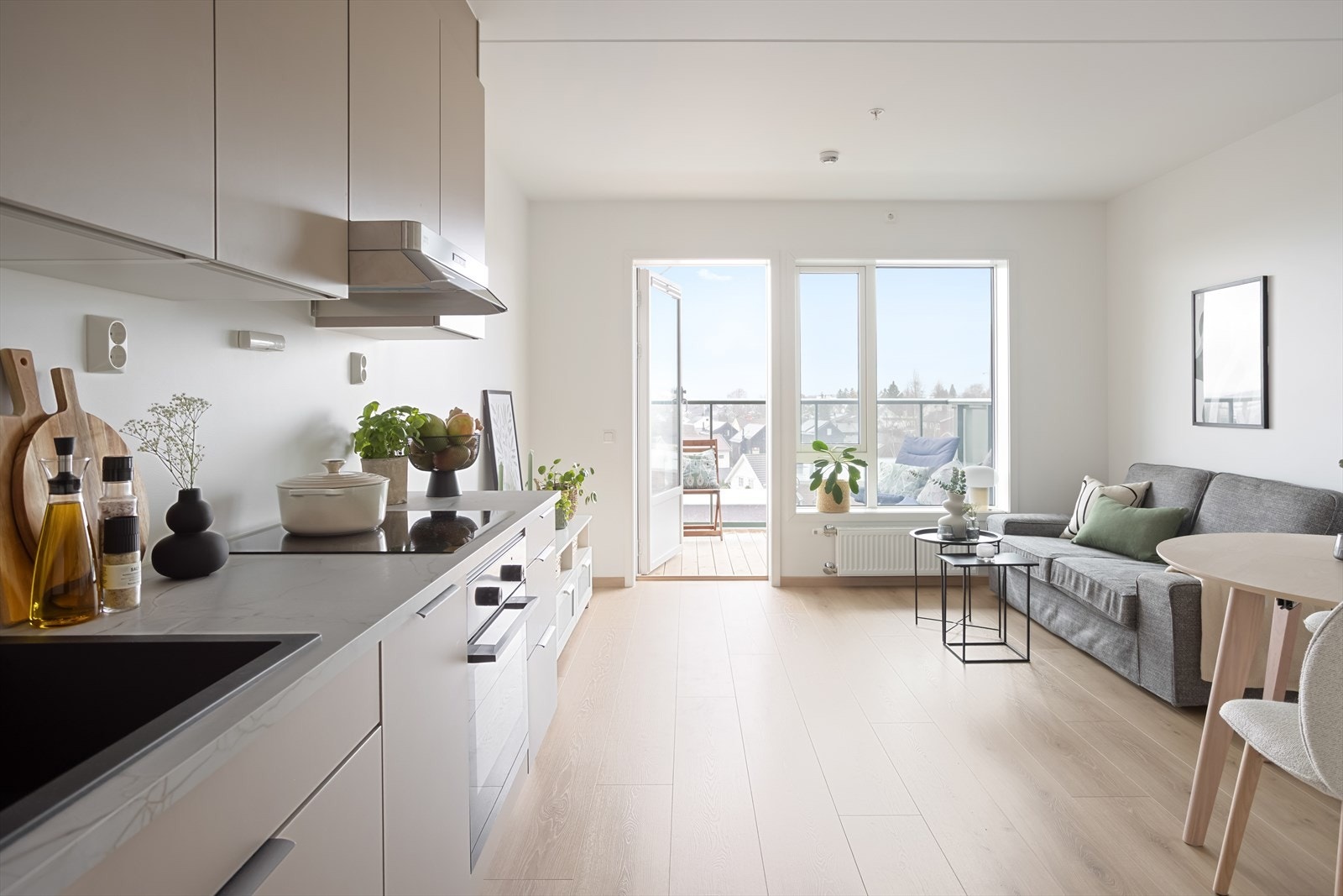 Store vindusflater sørger for rikelig lysinnslipp og en behagelig atmosfære. Galleribilde