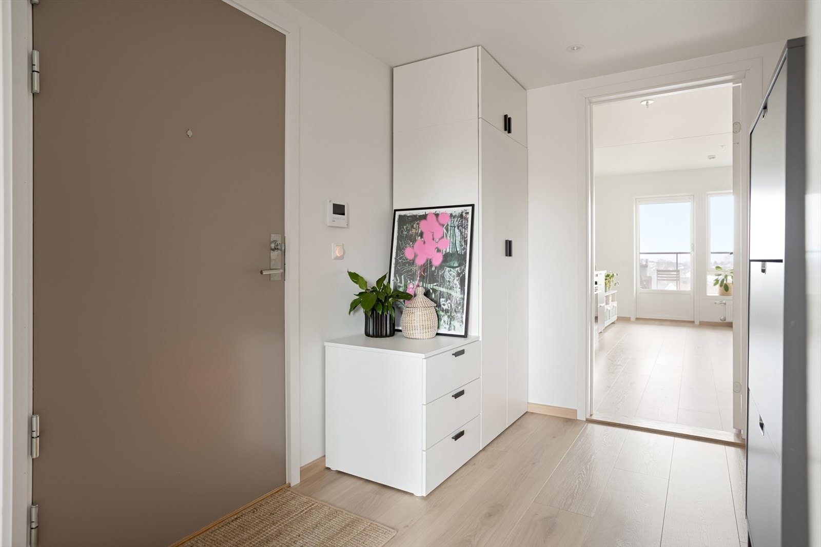 Velkommen inn til en lys og innbydende entré, her kan du enkelt henge fra deg sko og yttertøy. Galleribilde