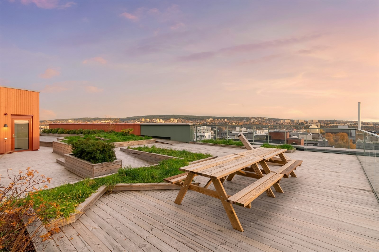 Tar du heisen opp får du tilgang til en fantastisk takterrasse med sol hele dagen. Galleribilde