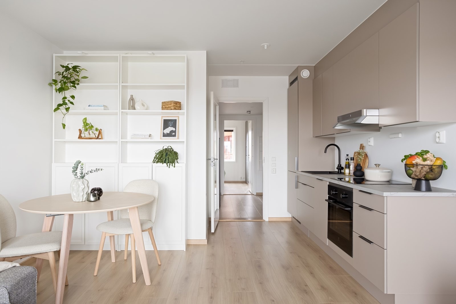 Leiligheten har lekkert parkettgulv, som bidrar til en gjennomgående høy og elegant standard i boligen. Galleribilde