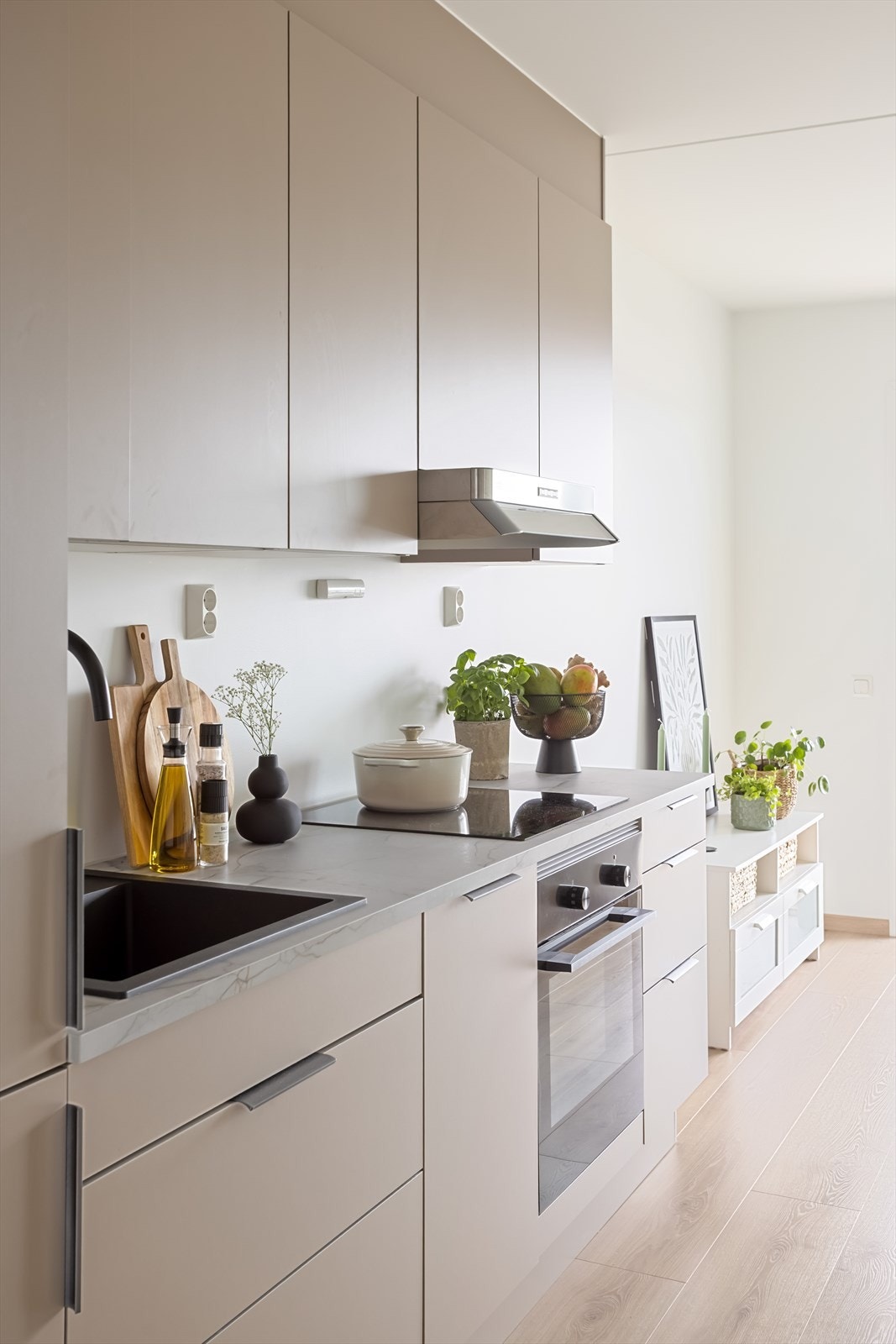 Lyst og tidsløst kjøkken fra byggeåret, med gode oppbevaringmuligheter. Galleribilde