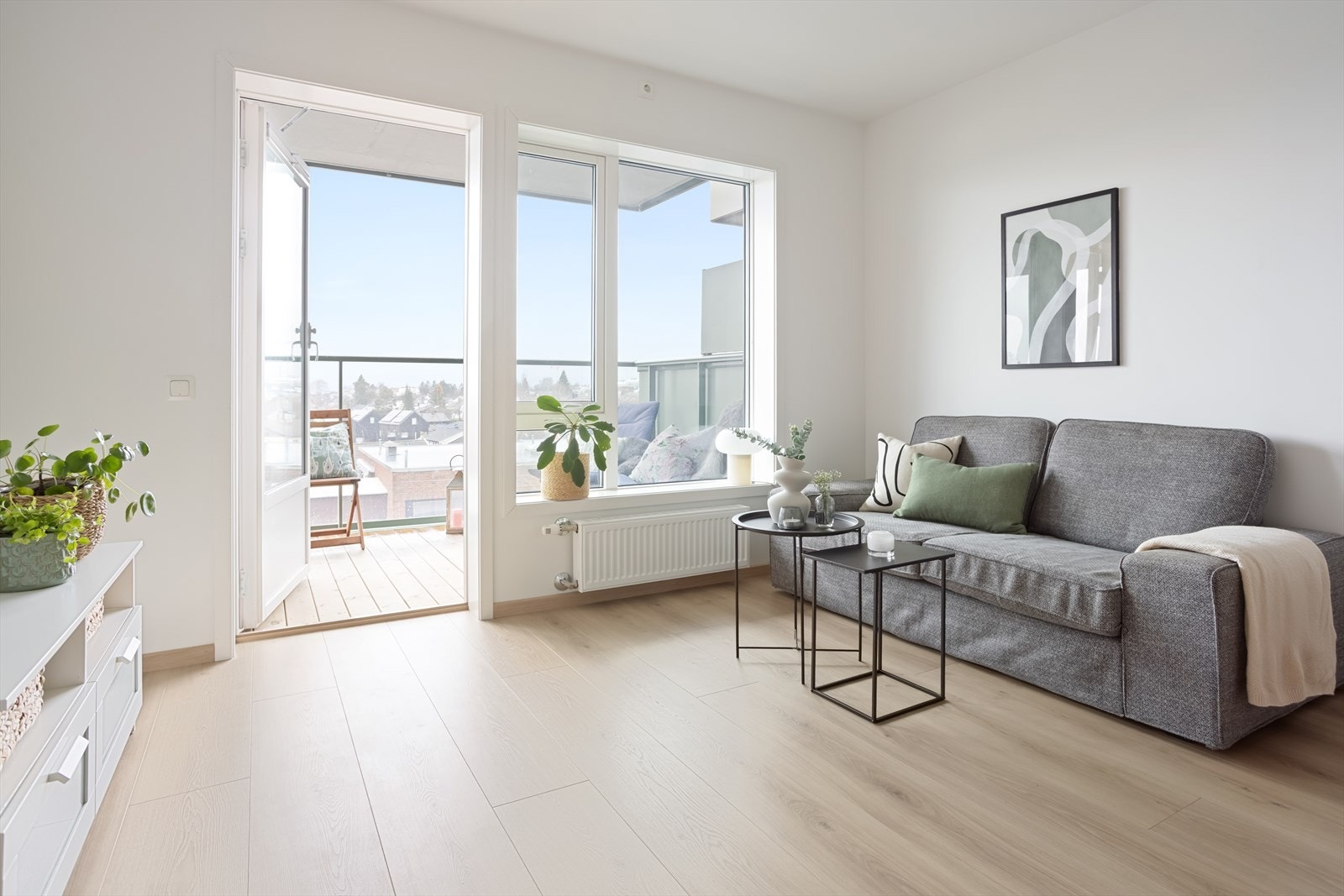 Leiligheten har en fin åpen stue- og kjøkkenløsning som gir en god og luftig romfølelse. Galleribilde