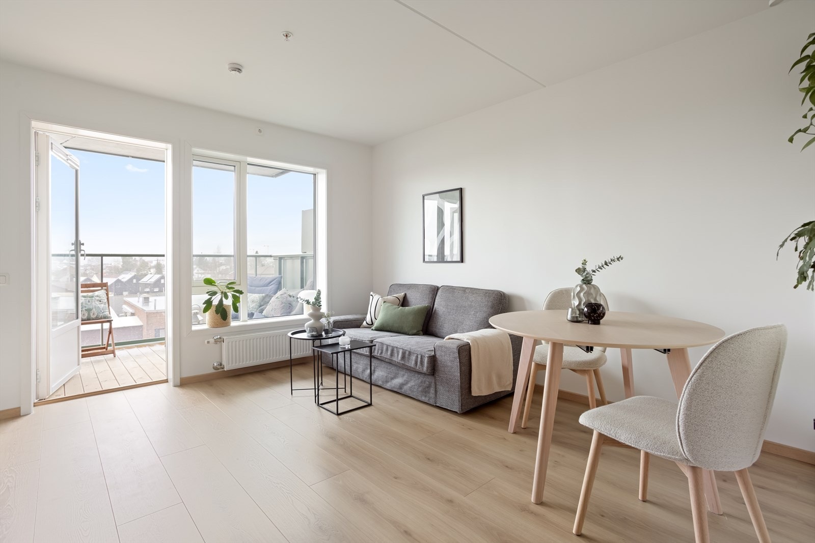 Her er det plass til både spisebord og en koselig sofakrok. Galleribilde