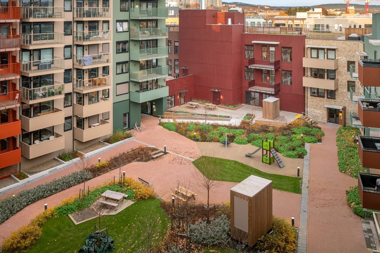 Fellesarealene er pent opparbeidet med asfalterte internveier, sitteplasser og diverse beplantning. Galleribilde