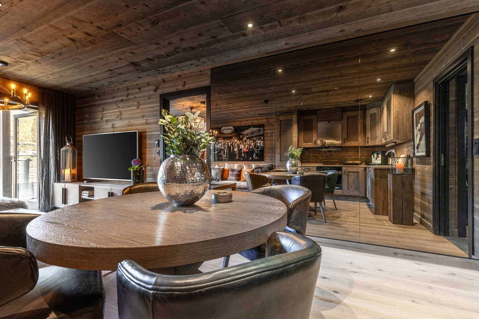 Fra spisestue mot stue. Galleribilde