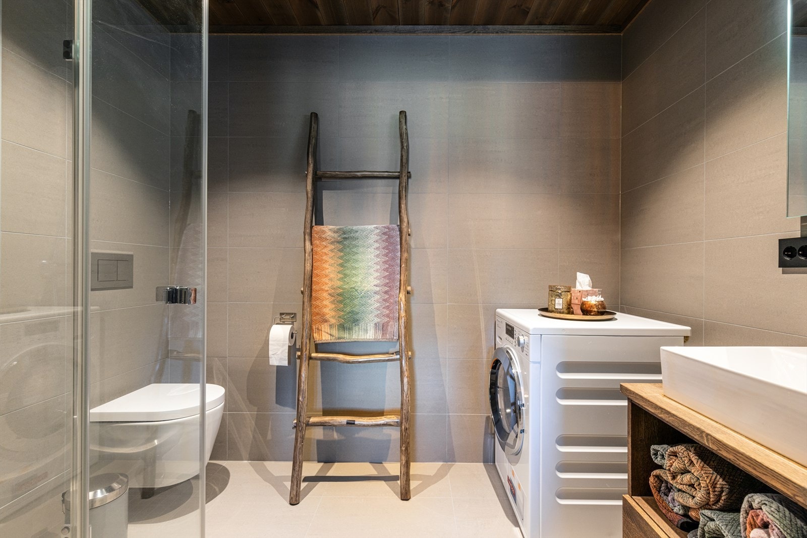 Baderom med opplegg for vaskemaskin tilknyttet hovedsoverommet. Galleribilde