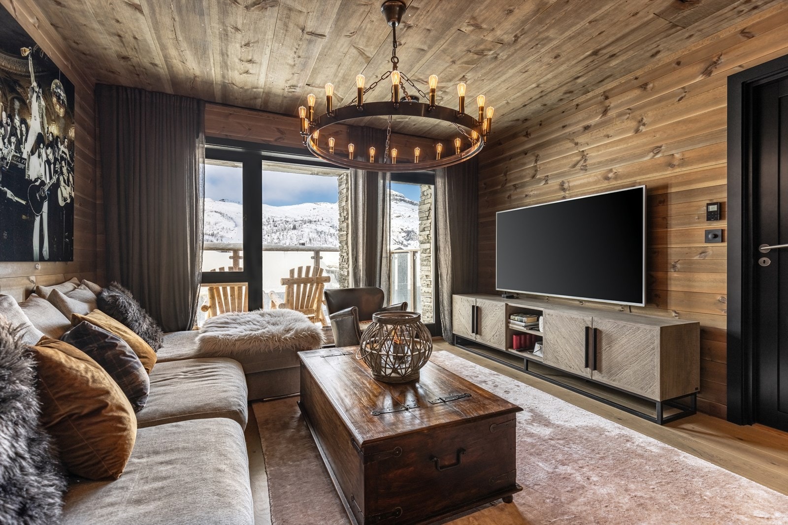 Utsikt mot Roni og fjellene Galleribilde