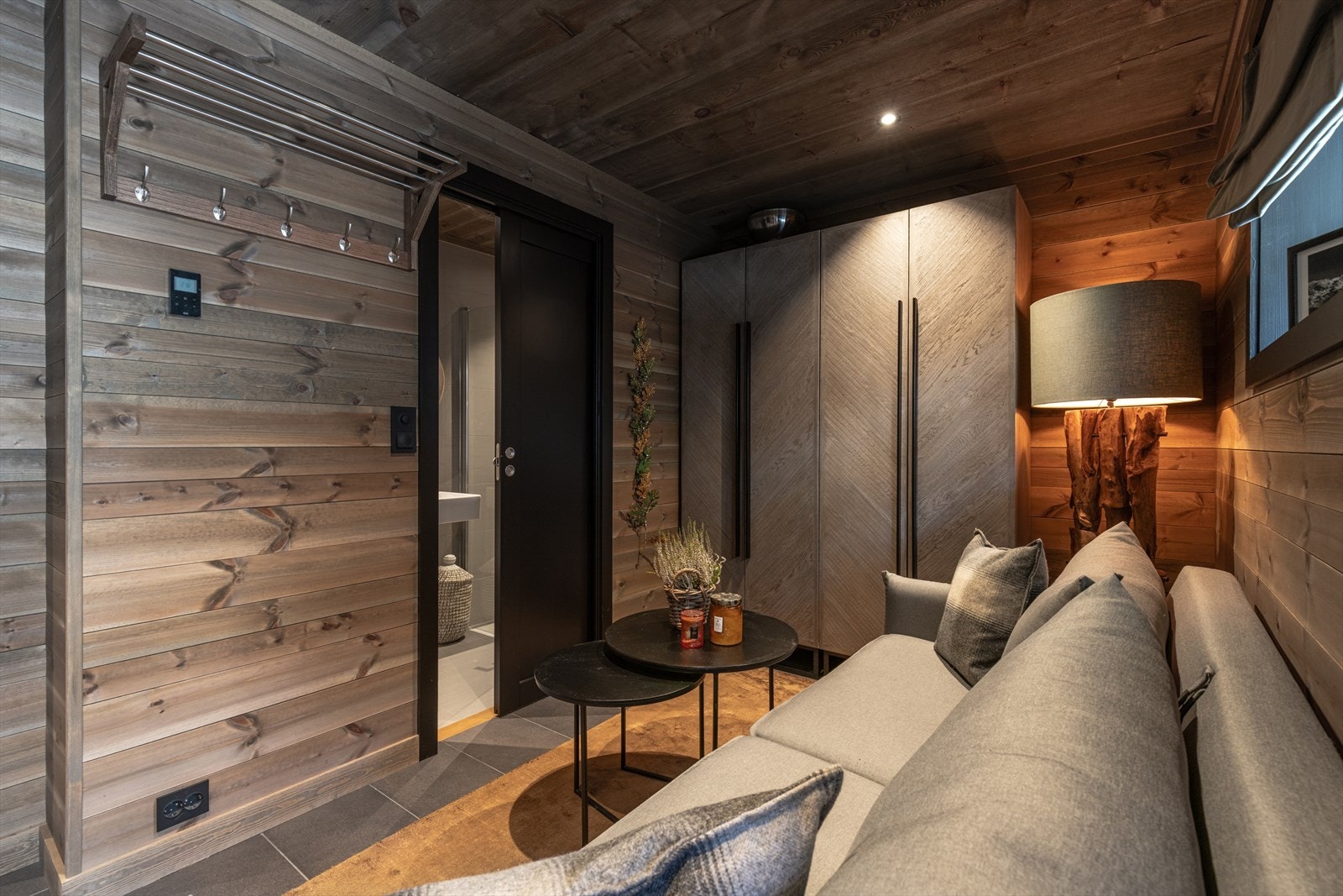 Gjestestue/hall med sovesofa og plass til 2. Galleribilde