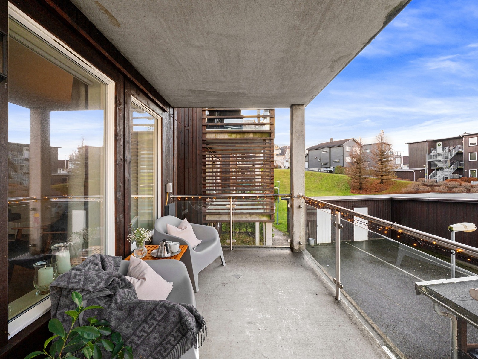 På balkongen har man gode plass til en koselig sittegruppe. Galleribilde
