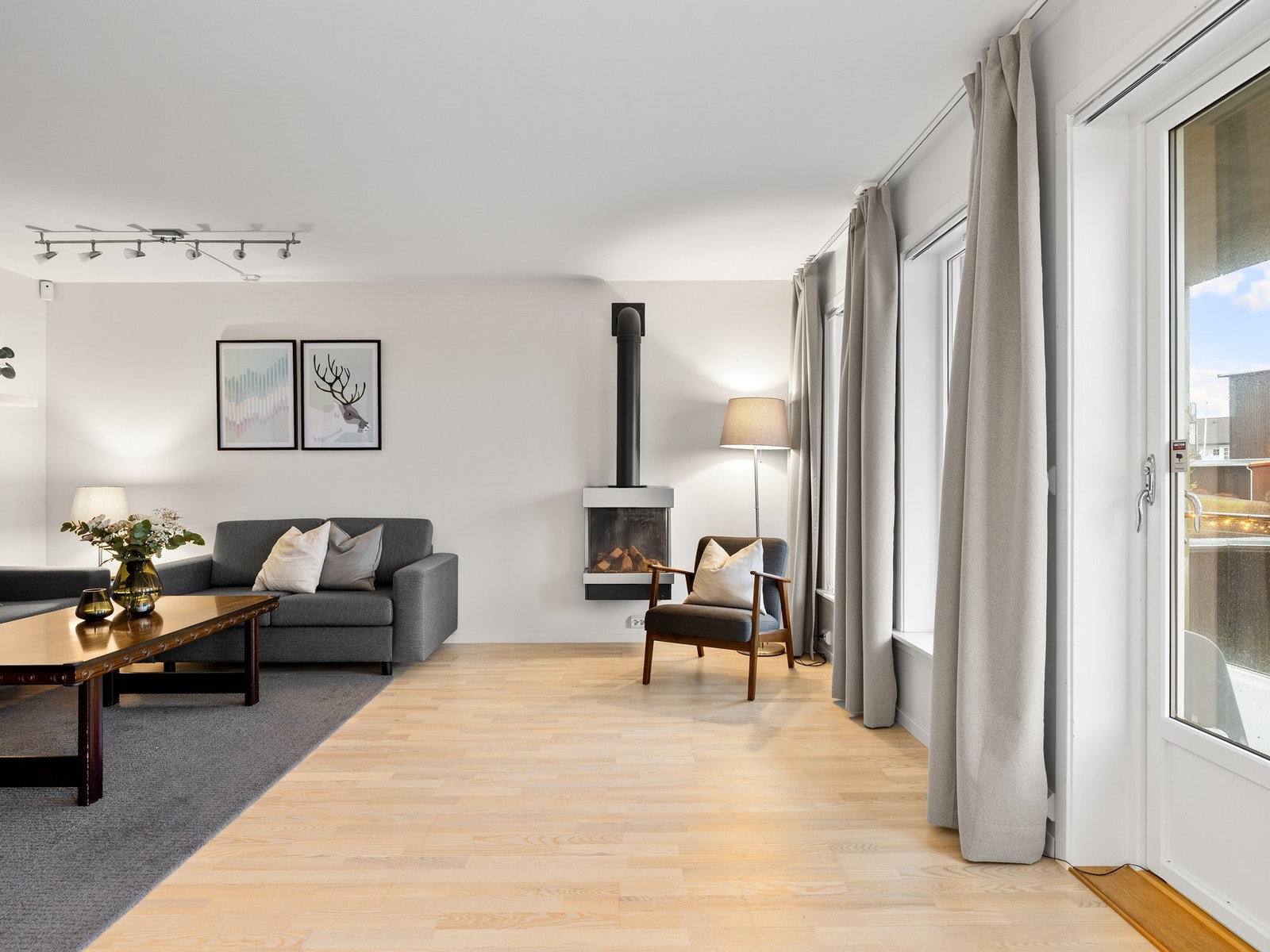 Denne løsningen gir stor fleksibilitet når det kommer til møblering, og rommet kan enkelt tilpasses ulike behov. Galleribilde