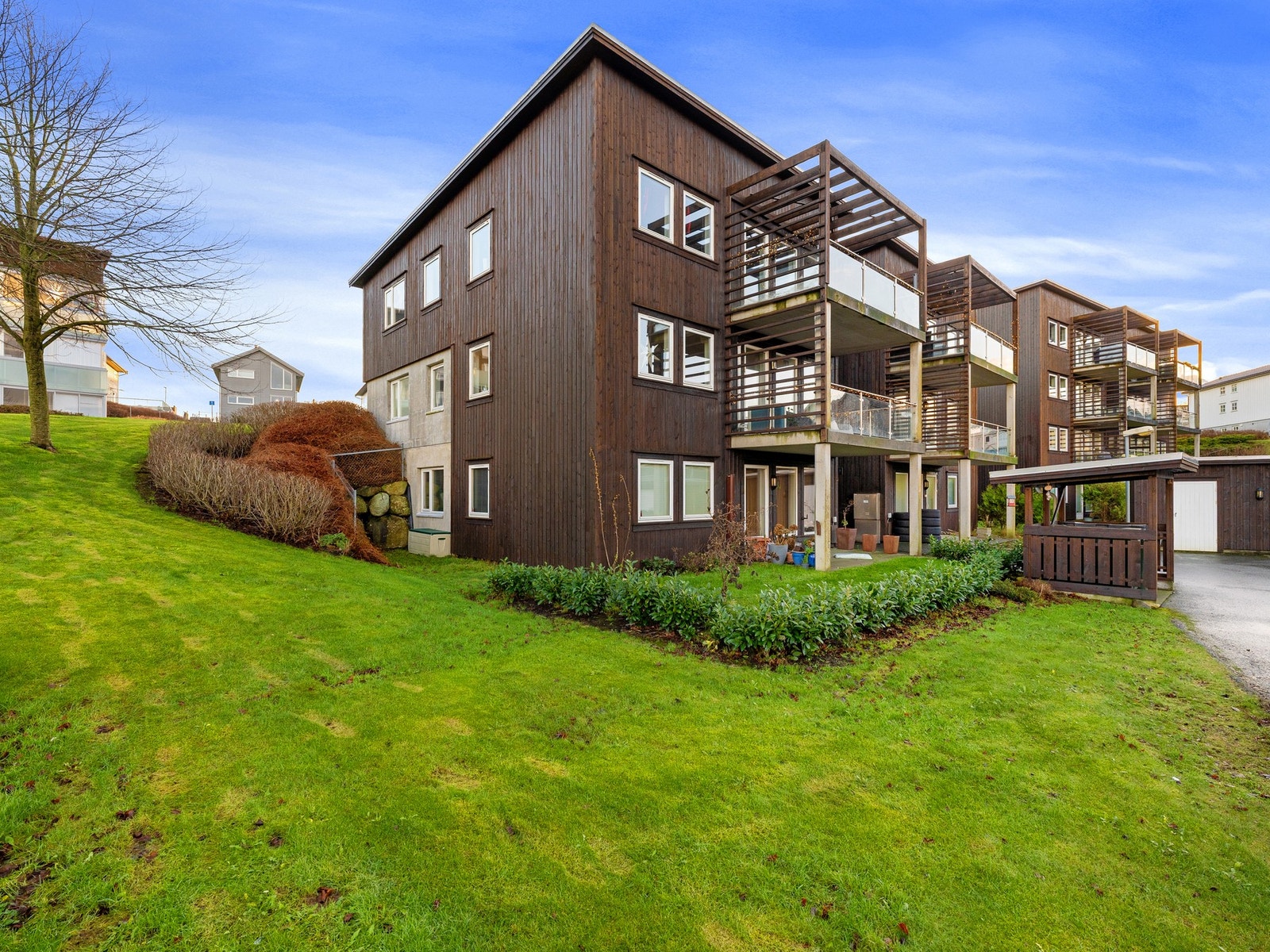 Flott opparbeidet felles tomt for sameie. Galleribilde