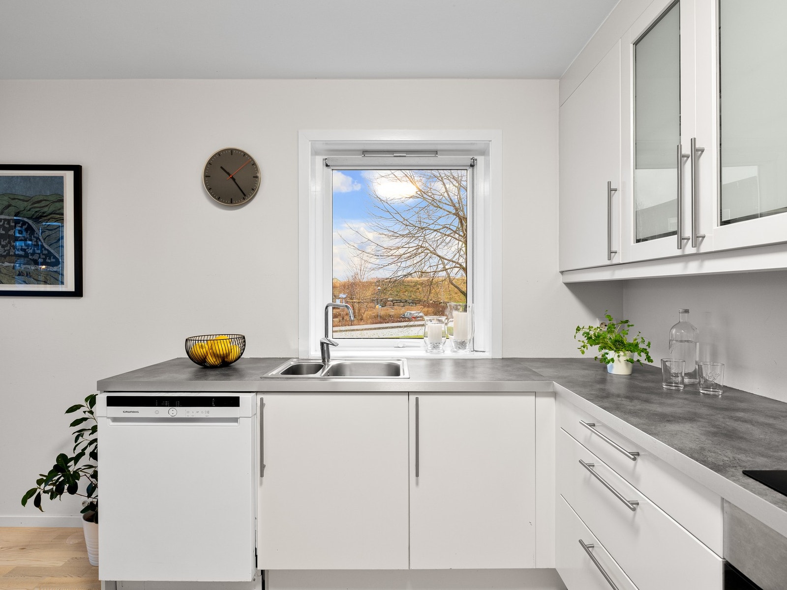 Det er montert en plate på veggen bak platetoppen for å beskytte overflaten. Galleribilde