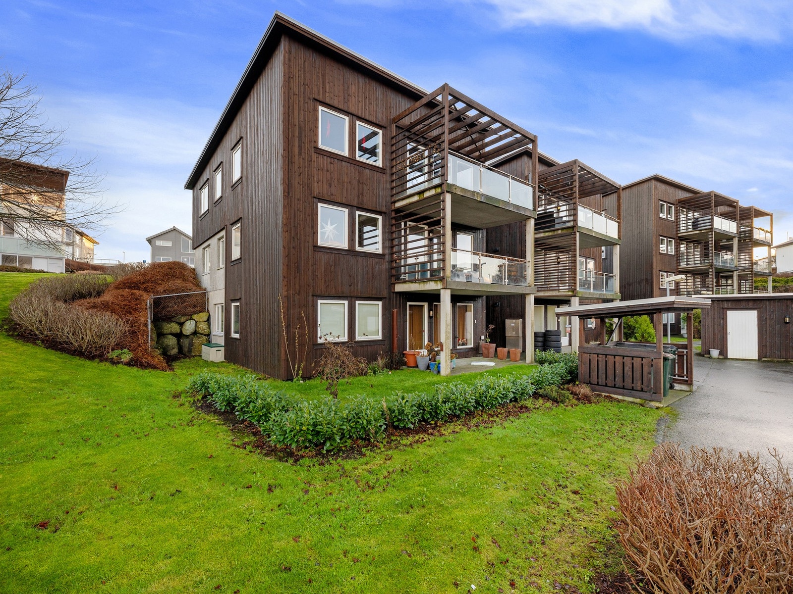 Fellesarealet er opparbeidet med asfalt, plen og beplantning. Galleribilde